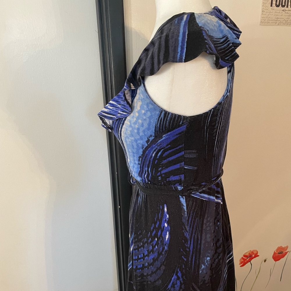 Ruffle collar sleeveless blue and black dress with tie belt - Picture 4 of 10
